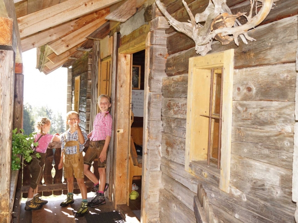 Kinder vor der Tröbacheralm Hütte