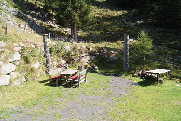 Tröbacheralm Hütte - Gartentisch und Griller
